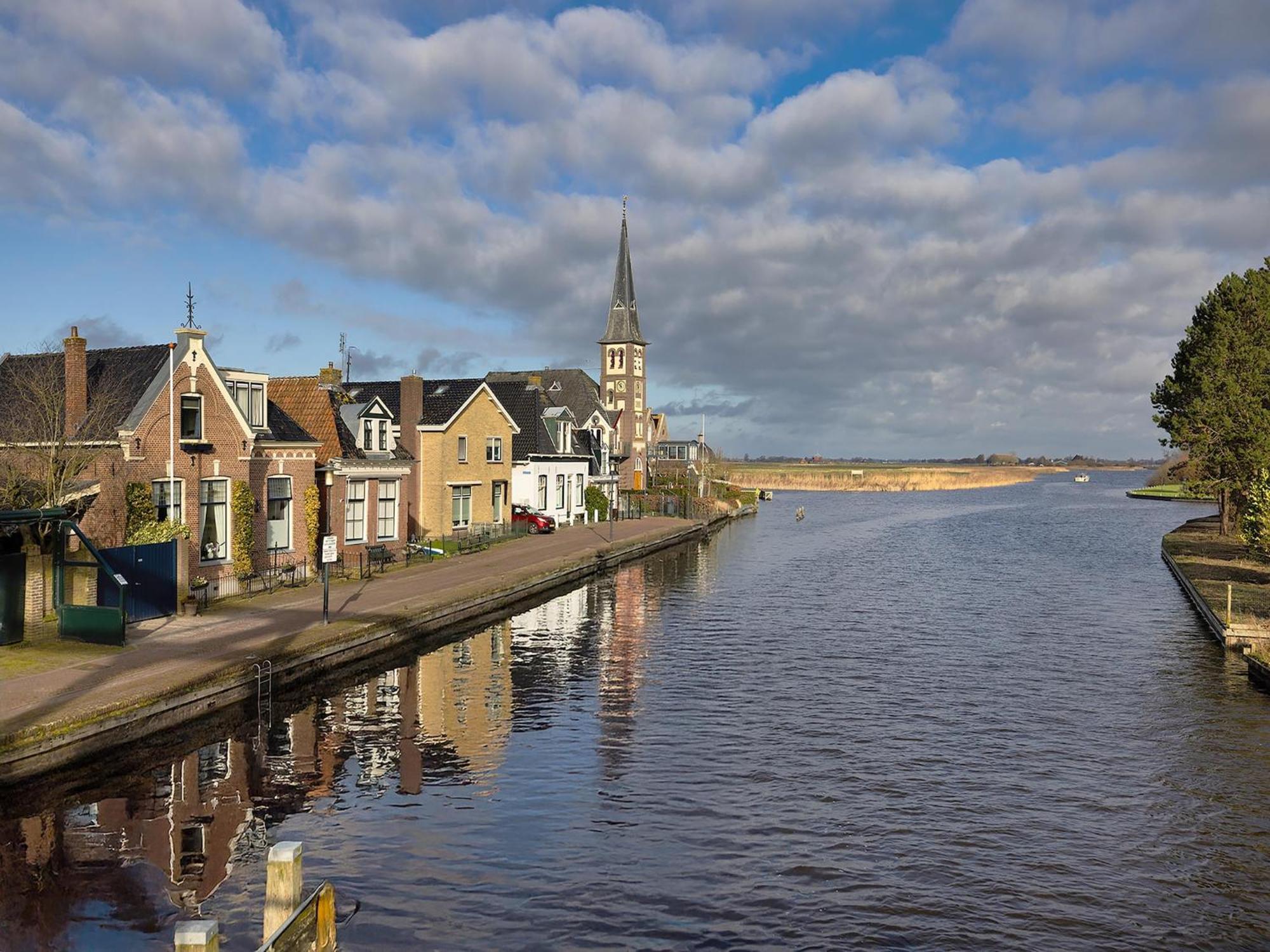 Vakantiehuis Between The Frisian Lakes On The Water