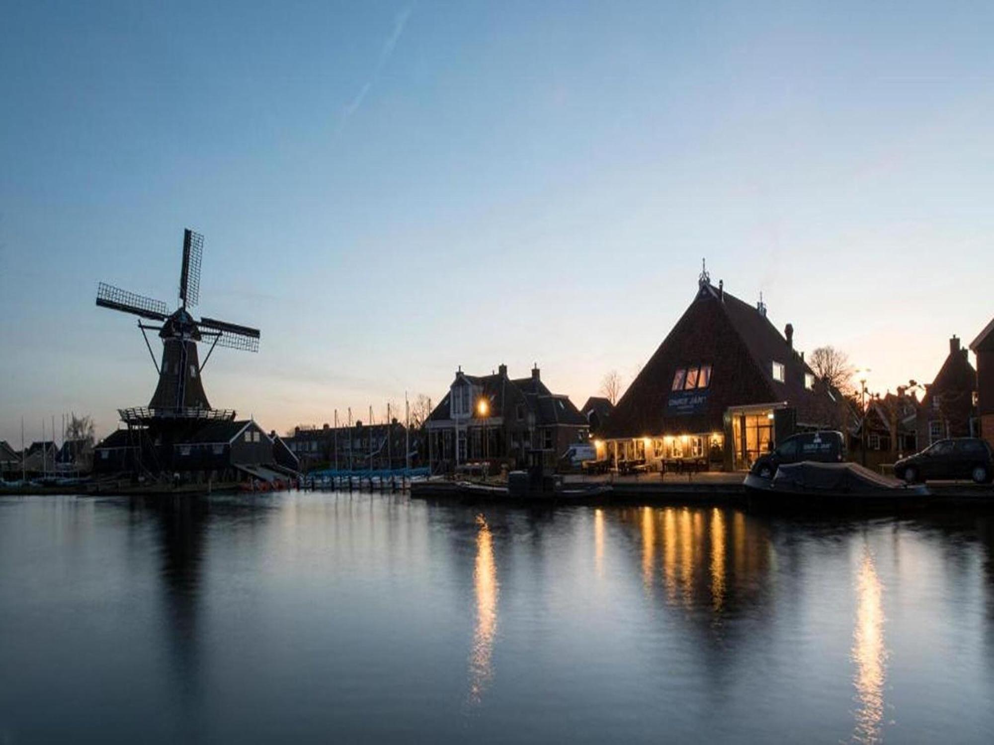 Vakantiehuis Between The Frisian Lakes On The Water Woudsend